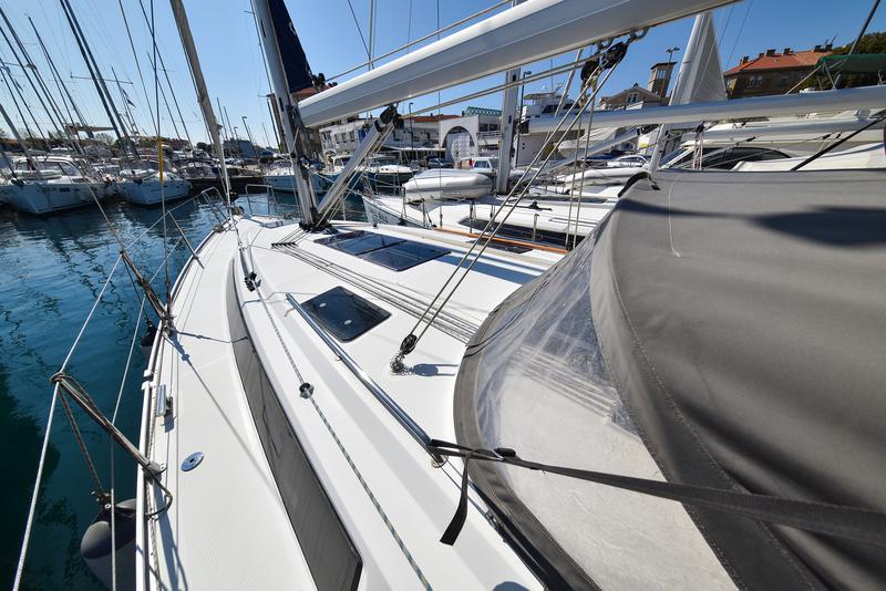 Book yachts online - sailboat - Bavaria 37 - Viviana - rent