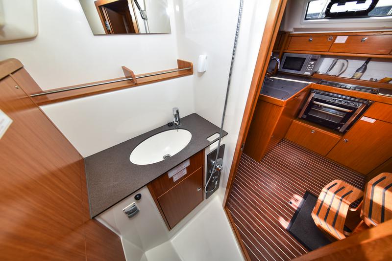 Book yachts online - sailboat - Bavaria 37 - Viviana - rent