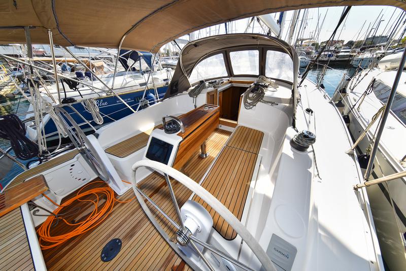 Book yachts online - sailboat - Bavaria 37 - Viviana - rent