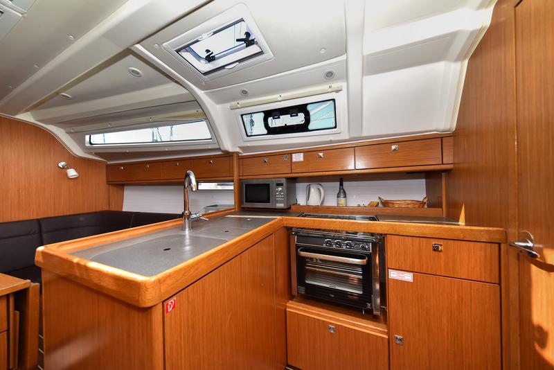 Book yachts online - sailboat - Bavaria 37 - Viviana - rent