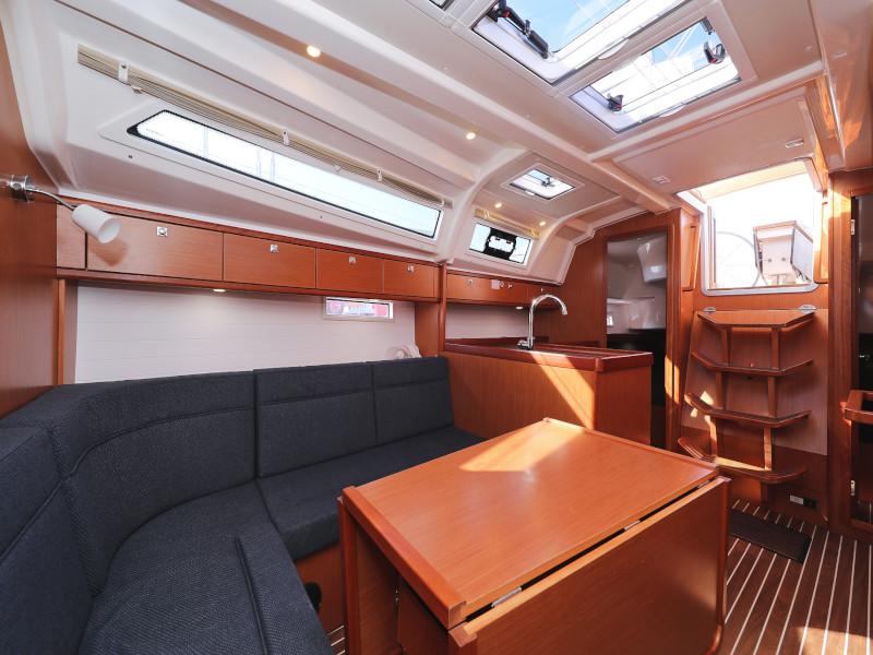 Book yachts online - sailboat - Bavaria Cruiser 37 - Lupe - rent