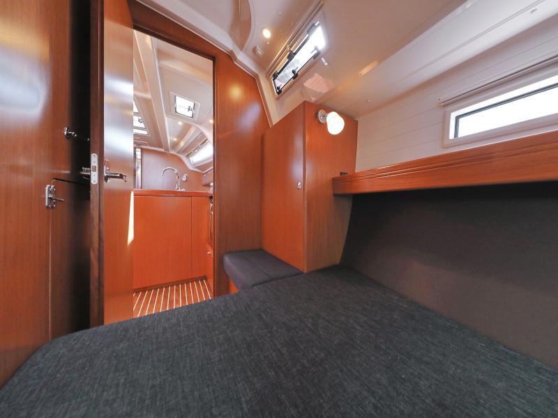 Book yachts online - sailboat - Bavaria Cruiser 37 - Lupe - rent