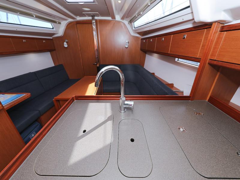 Book yachts online - sailboat - Bavaria Cruiser 37 - Lupe - rent