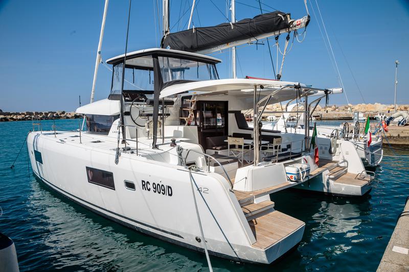 Book yachts online - catamaran - Lagoon 42 - Brivido - Premium line  - rent