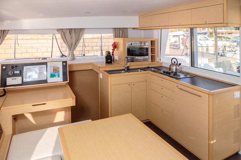 Book yachts online - catamaran - Lagoon 400 S2 - Adorable - Standard line - rent