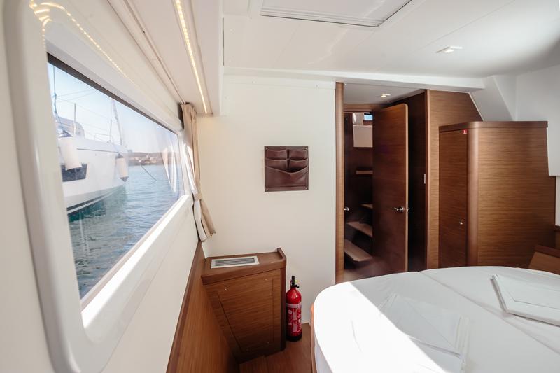Book yachts online - catamaran - Lagoon 42 - Emozione - Premium line - rent