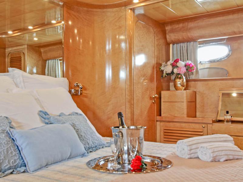 Book yachts online - motorboat - Rizzardi Posillipo Technema 80 - Prime - rent