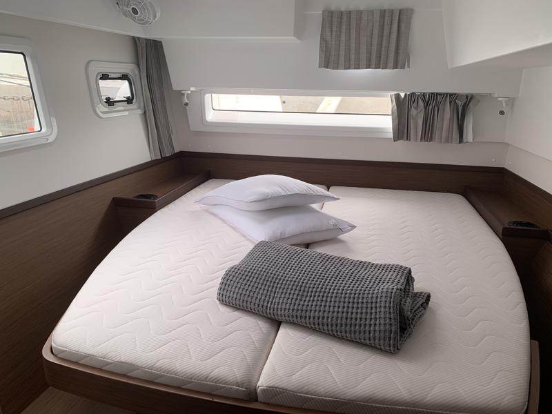 Book yachts online - catamaran - Lagoon 42 - Zoe - rent