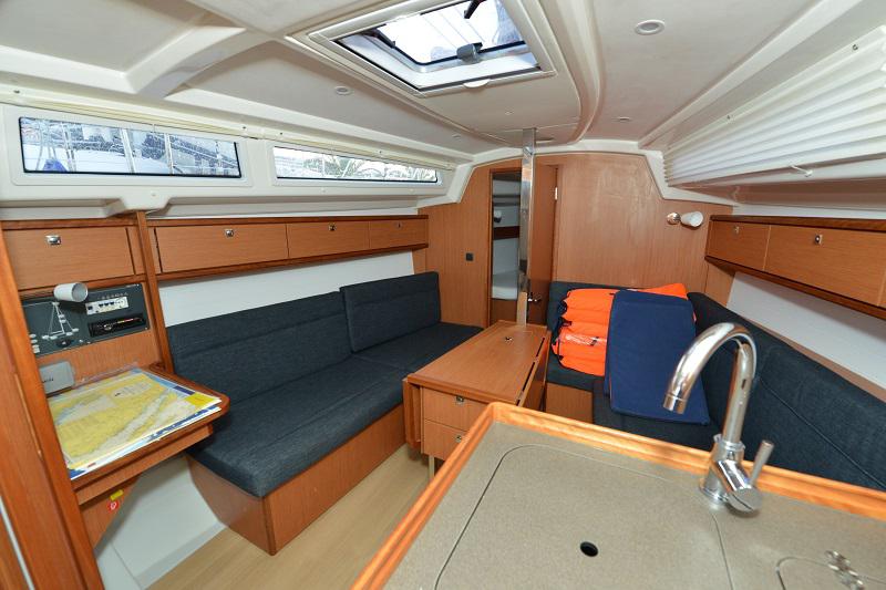 Book yachts online - sailboat - Bavaria Cruiser 33 - Ami   - rent