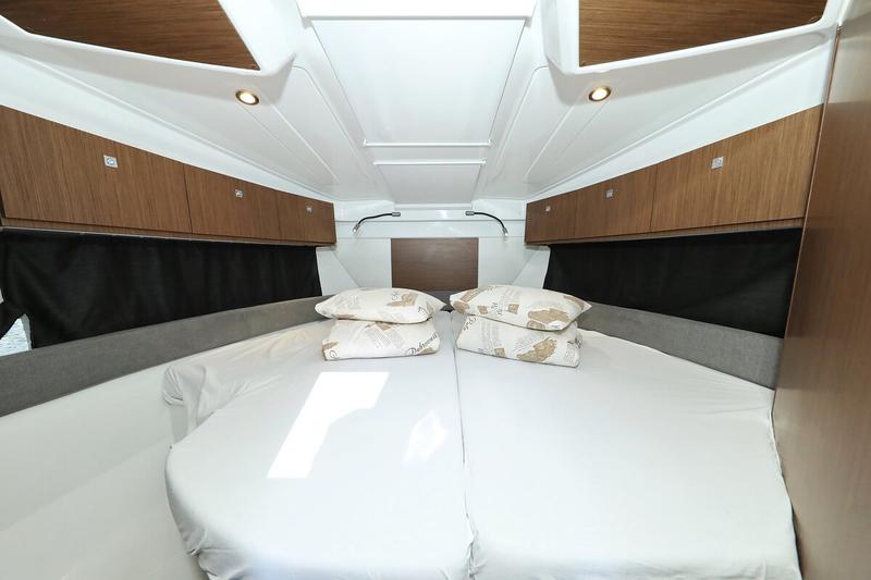 Book yachts online - motorboat - Antares 9 OB - Freeya - rent