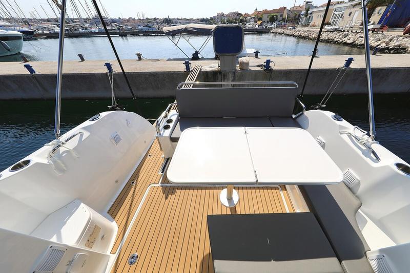 Book yachts online - motorboat - Antares 9 OB - Freeya - rent
