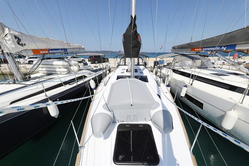 Book yachts online - sailboat - Elan 45.1 Impression - Jackpot - rent