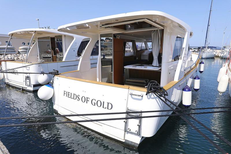 Book yachts online - motorboat - Greenline 33 - Fields of Gold - rent