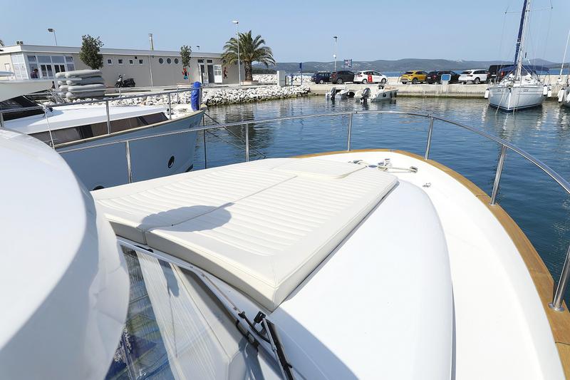 Book yachts online - motorboat - Greenline 33 - Fields of Gold - rent