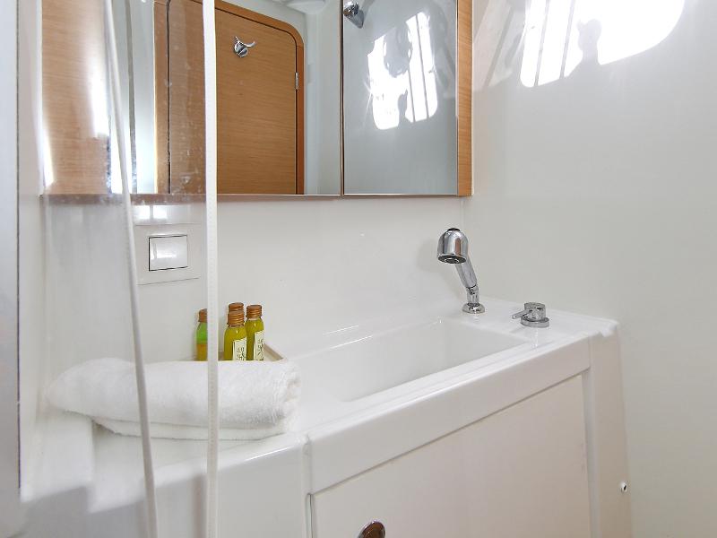 Book yachts online - catamaran - Lagoon 39 - GIN TONIC - rent