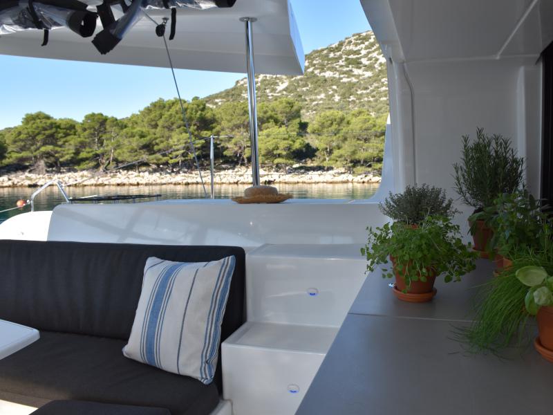 Book yachts online - catamaran - Lagoon 46 - NOTORIOUS - rent