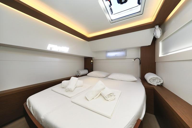 Book yachts online - catamaran - Lagoon 46 - MIDLIFE CRISIS - rent