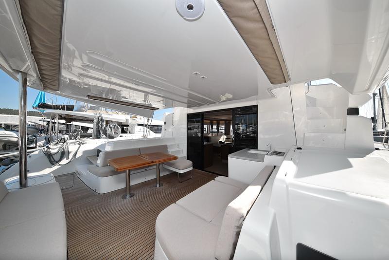 Book yachts online - catamaran - Lagoon 50 - SHADOW - rent