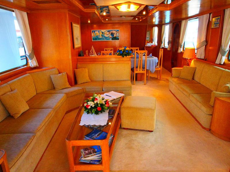 Book yachts online - motorboat - Perama Shipyards 102 - Elena - rent