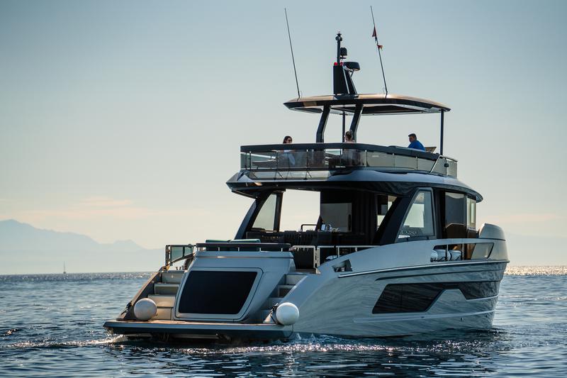 Book yachts online - motorboat - Explorer 62 - Niko - rent