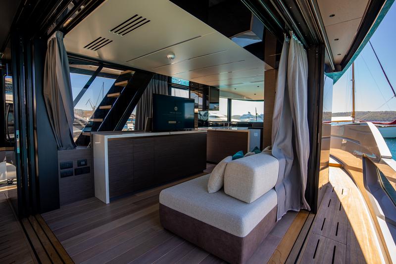 Book yachts online - motorboat - Explorer 62 - Niko - rent