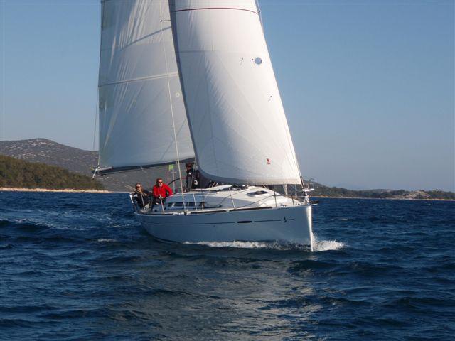 Book yachts online - sailboat - First 35 - Taurus - rent