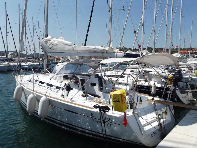 Book yachts online - sailboat - First 35 - Aries - rent