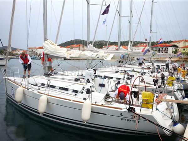 Book yachts online - sailboat - First 35 - Aries - rent