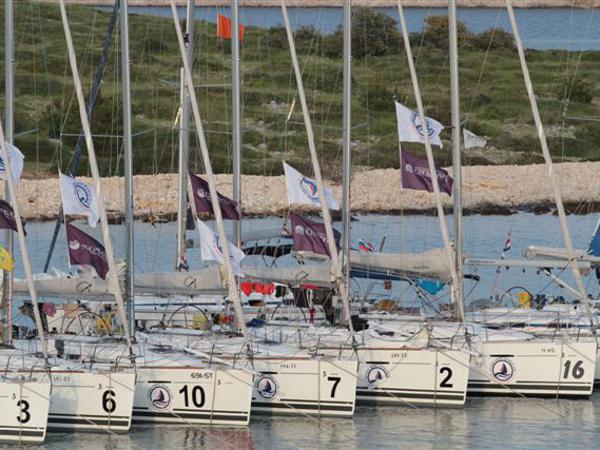 Book yachts online - sailboat - First 35 - Leo - rent