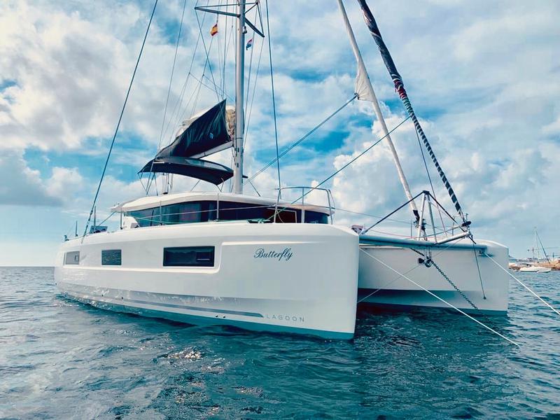 Book yachts online - catamaran - Lagoon 46 - BUTTERFLY - rent