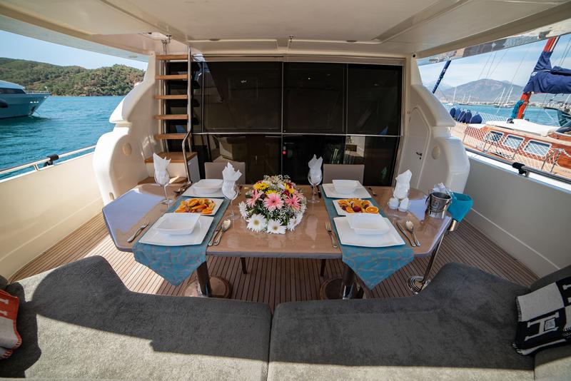 Book yachts online - motorboat - Ferretti 72 - Ferretti 72 - rent