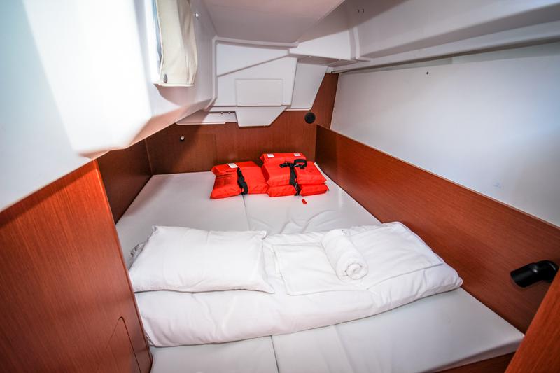 Book yachts online - sailboat - Oceanis 35 - MALA LUNA - rent