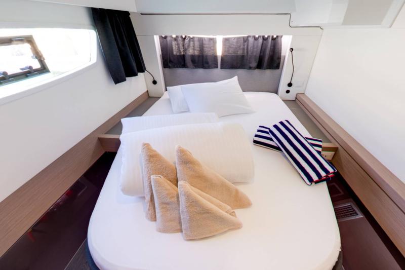 Book yachts online - catamaran - Astréa 42 - MAGIC SUMMER - rent