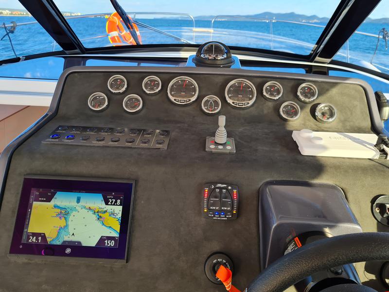 Book yachts online - motorboat - Focus Power 36 Hard Top - LADY - rent
