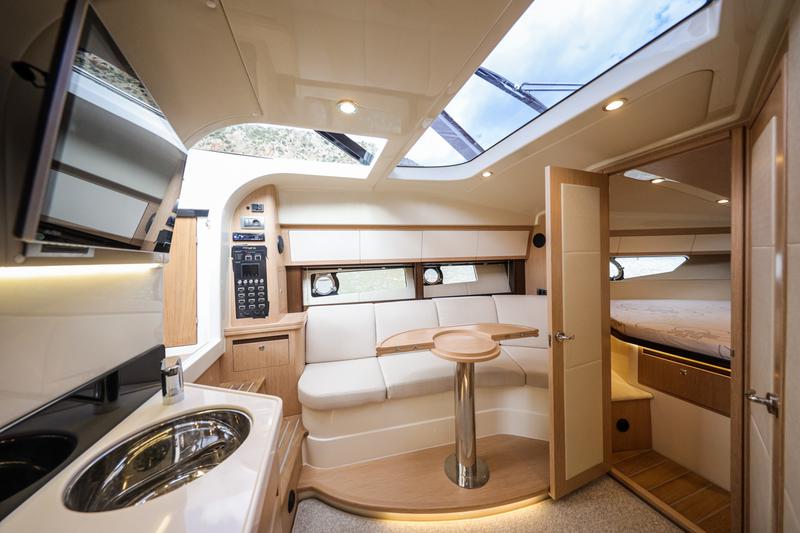 Book yachts online - motorboat - Focus Power 36 Hard Top - LADY - rent