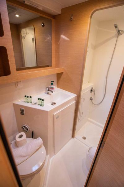 Book yachts online - catamaran - Lagoon 42 - ALMA SOFIA - rent