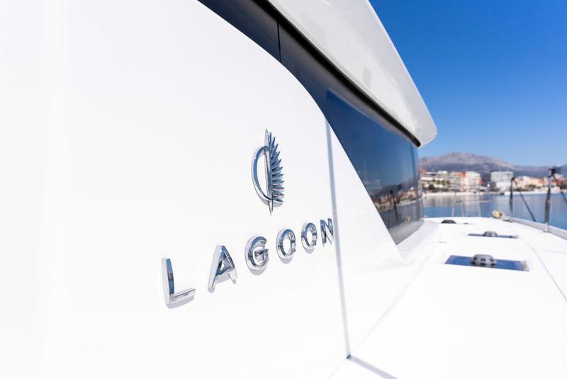 Book yachts online - catamaran - Lagoon 46 - QUEEN NIKA - rent