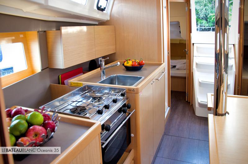 Book yachts online - sailboat - Oceanis 35 - Black Opium - rent