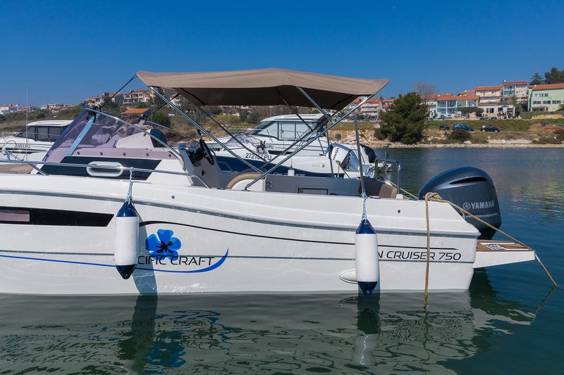 Book yachts online - motorboat - Pacific Craft 750 Sun Cruiser - no name - rent