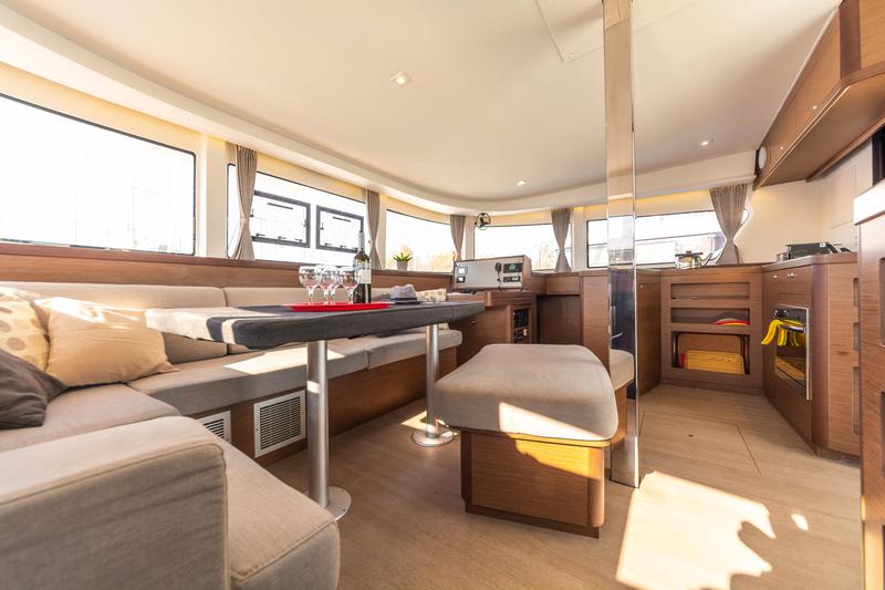 Book yachts online - catamaran - Lagoon 42 A/C &amp; GEN - WM - White Waves - rent