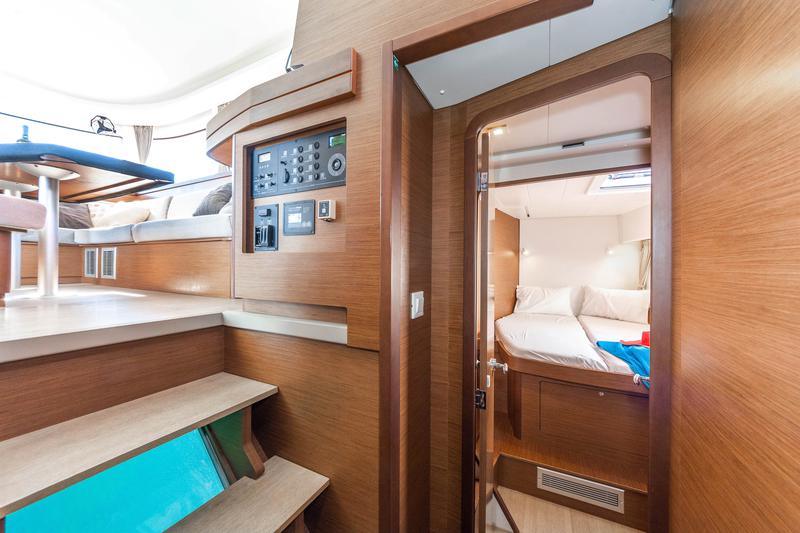 Book yachts online - catamaran - Lagoon 42 A/C &amp; GEN - WM - White Waves - rent