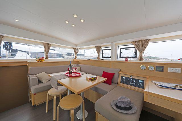 Book yachts online - catamaran - Lagoon 400S2 - LIBRE - rent