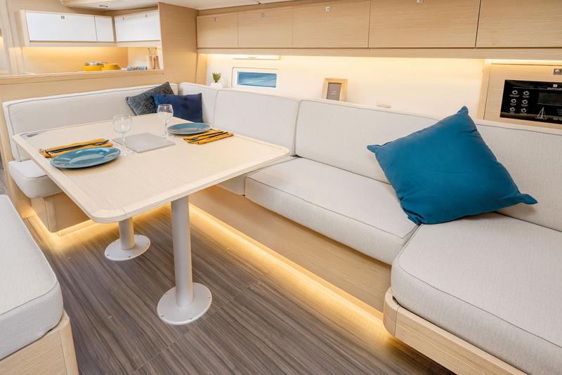 Book yachts online - sailboat - Dufour 430 - First Love - rent