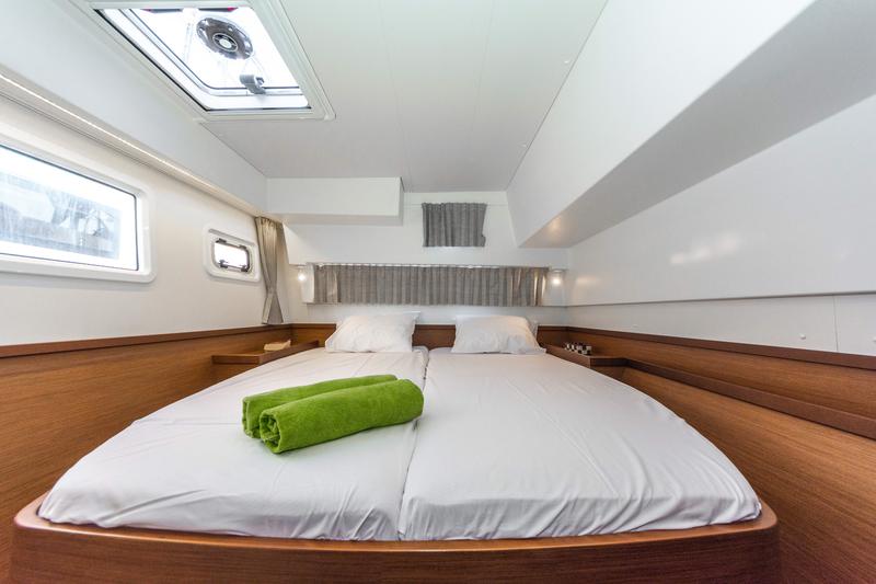 Book yachts online - catamaran - Lagoon 42 A/C &amp; GEN. - WHITE PEARL - rent