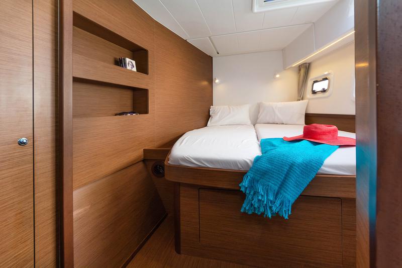 Book yachts online - catamaran - Lagoon 42 A/C &amp; GEN. - WHITE PEARL - rent