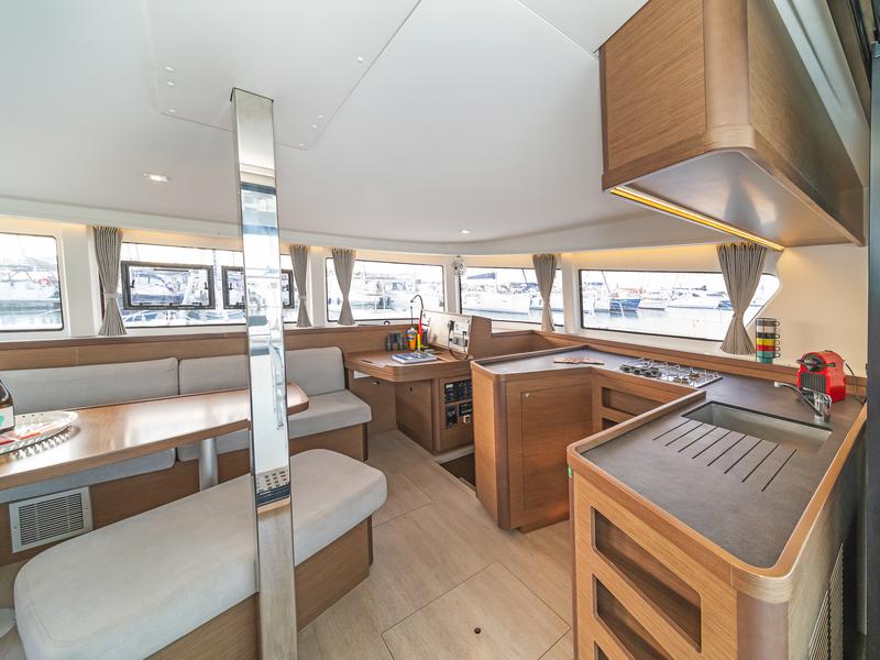 Book yachts online - catamaran - Lagoon 42 A/C &amp; GEN - PULSAR - rent