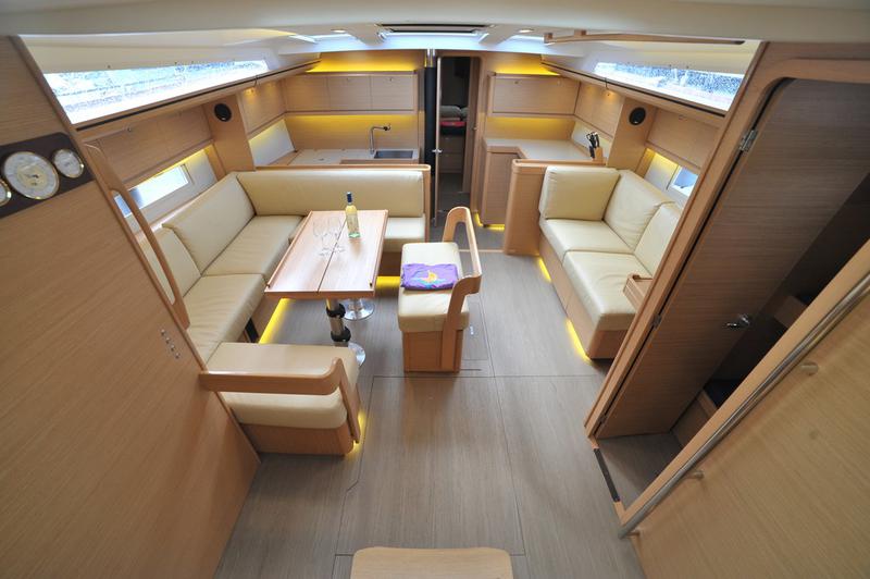 Book yachts online - sailboat - Dufour 520 GL - Greenleaf - rent