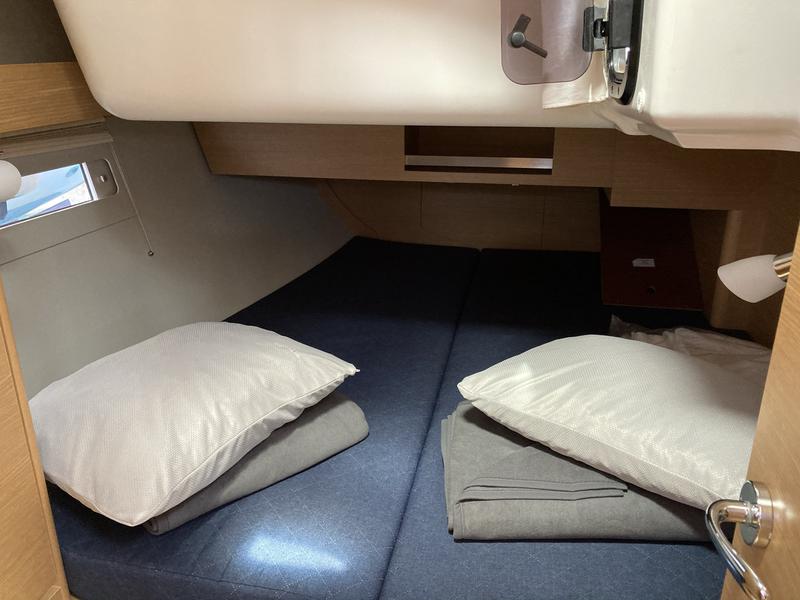 Book yachts online - sailboat - Dufour 390 Grand Large - Molesta - rent