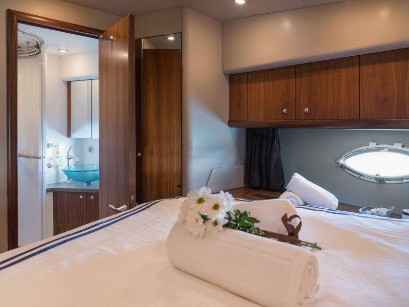 Book yachts online - motorboat - Predator 62 - Ena 1 - rent