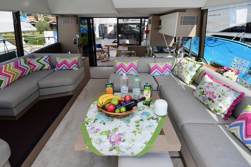 Book yachts online - motorboat - Prestige 590 Fly - B. GINGER - rent
